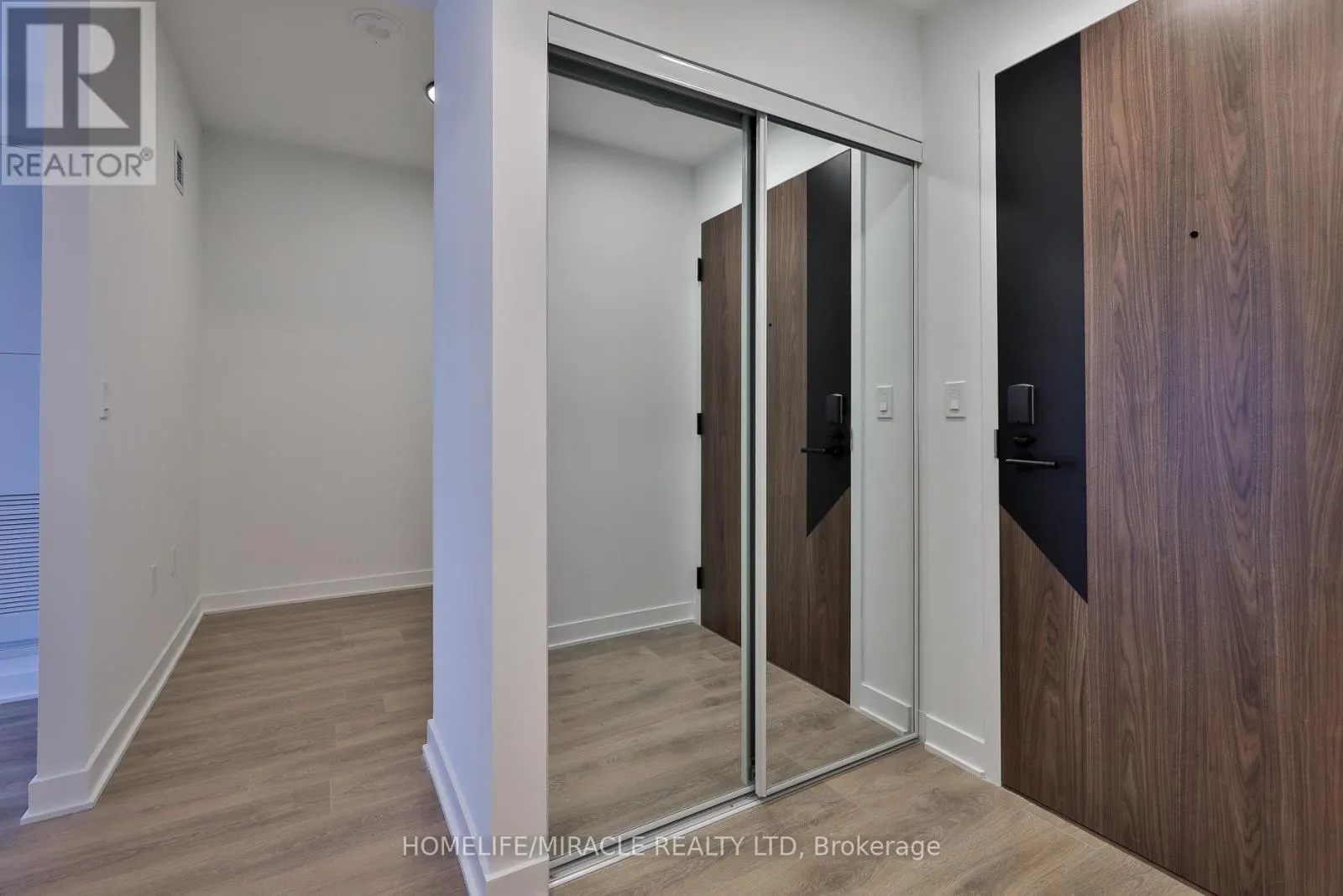 317 - 1007 THE QUEENSWAY