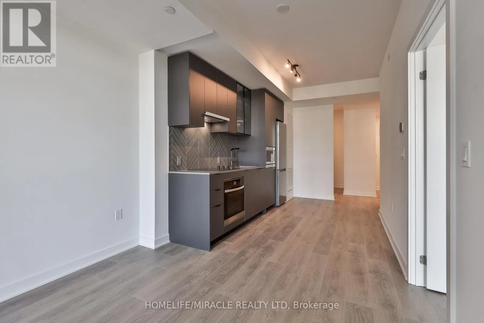 317 - 1007 THE QUEENSWAY