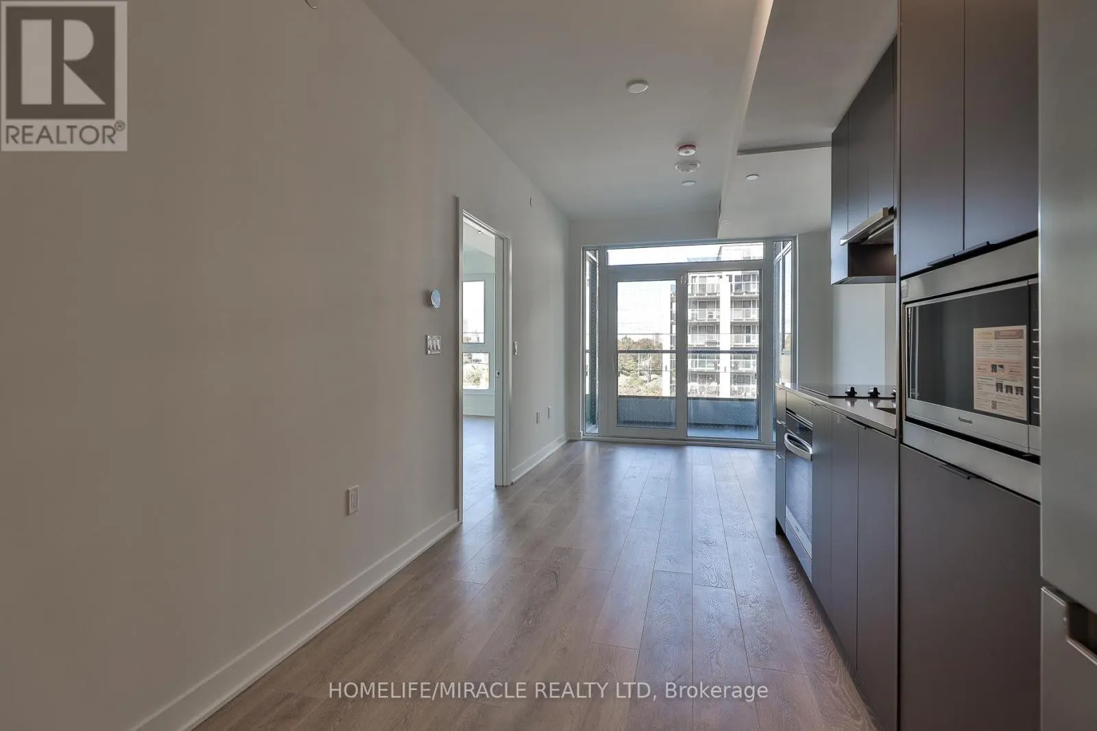 317 - 1007 THE QUEENSWAY