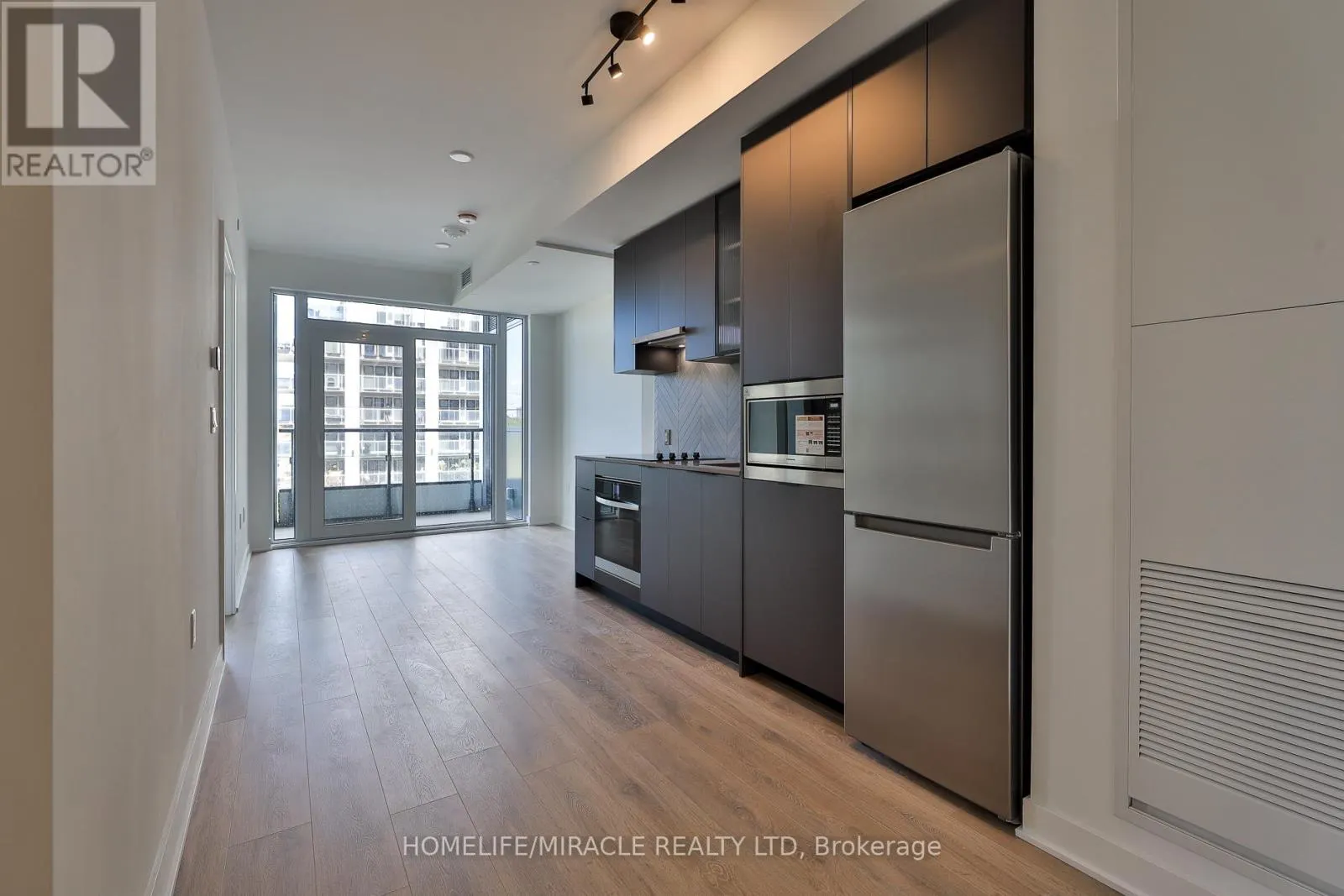 317 - 1007 THE QUEENSWAY