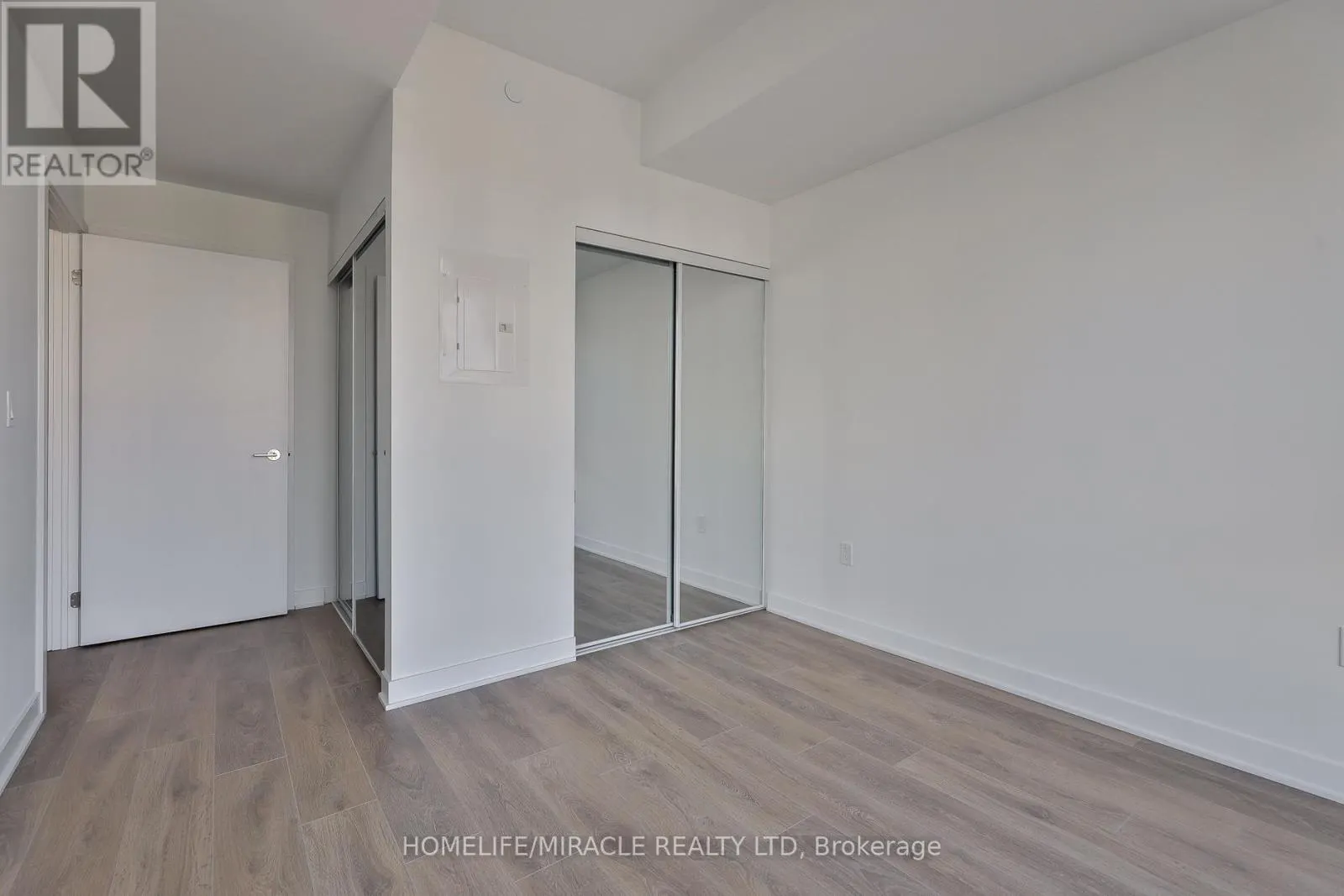 317 - 1007 THE QUEENSWAY