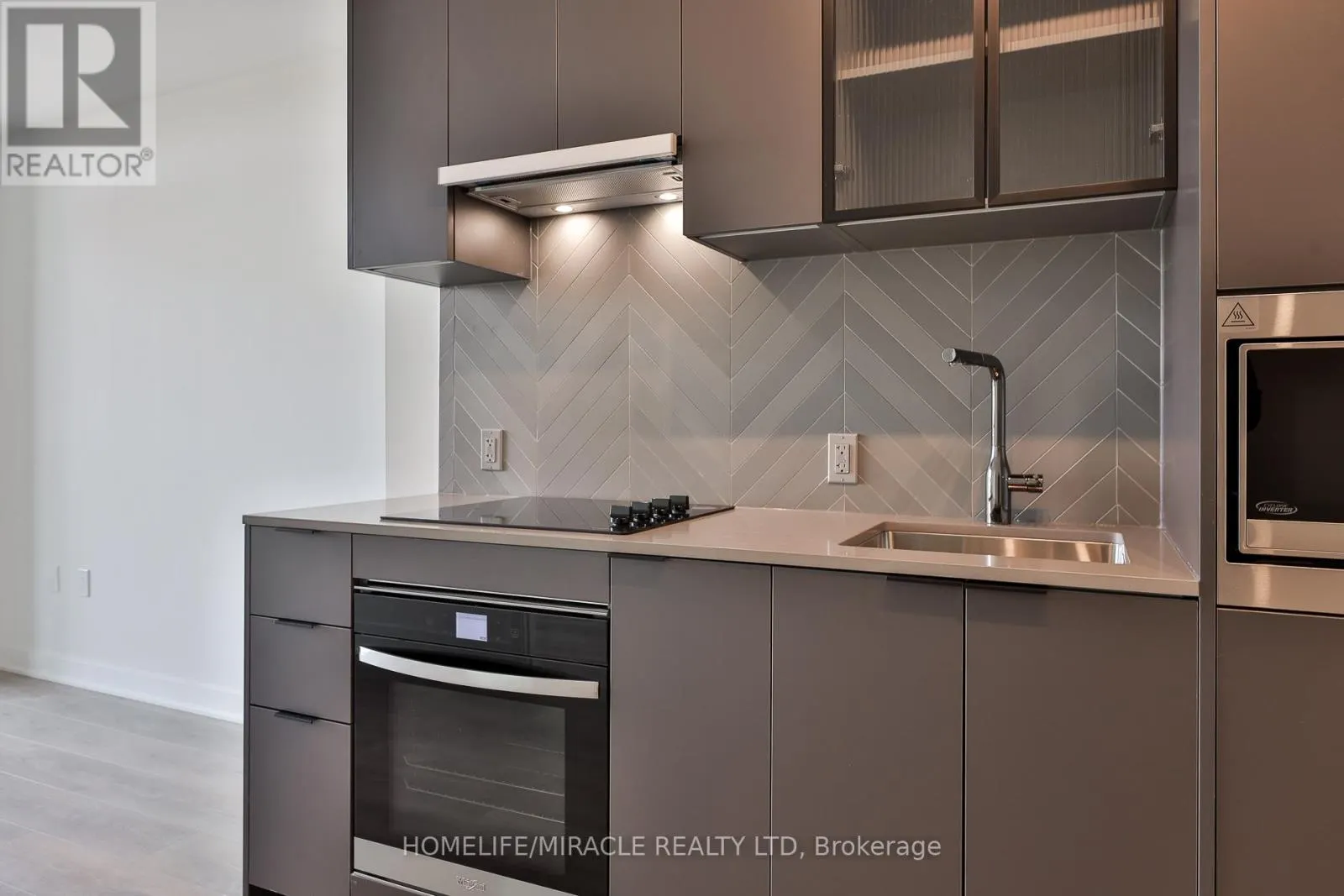 317 - 1007 THE QUEENSWAY