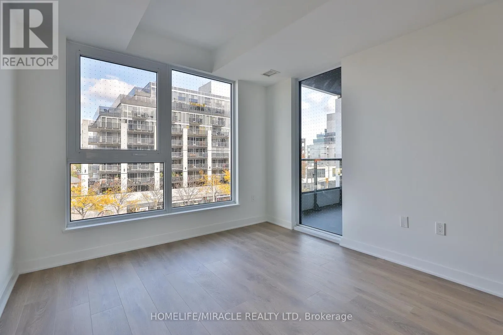 317 - 1007 THE QUEENSWAY