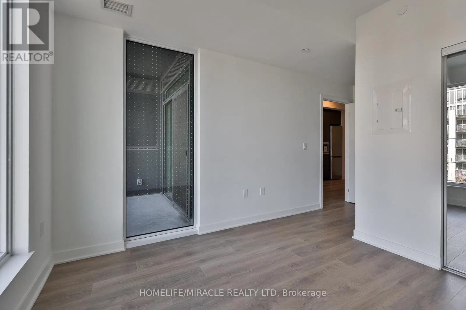 317 - 1007 THE QUEENSWAY