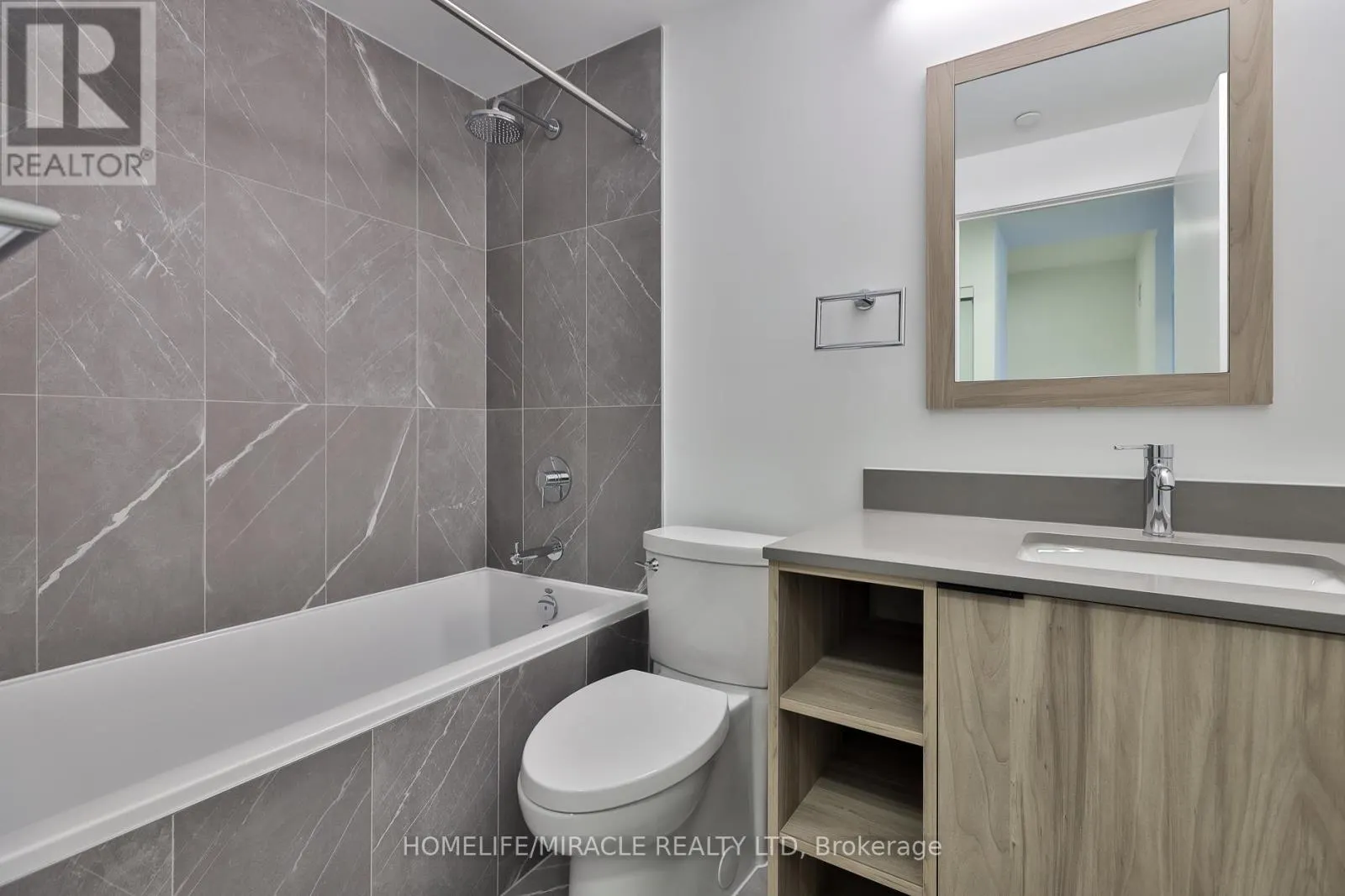 317 - 1007 THE QUEENSWAY