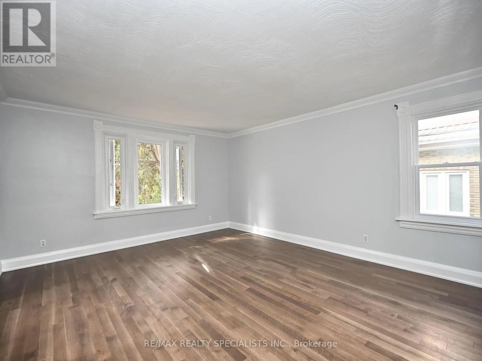 12 ELIZABETH STREET S