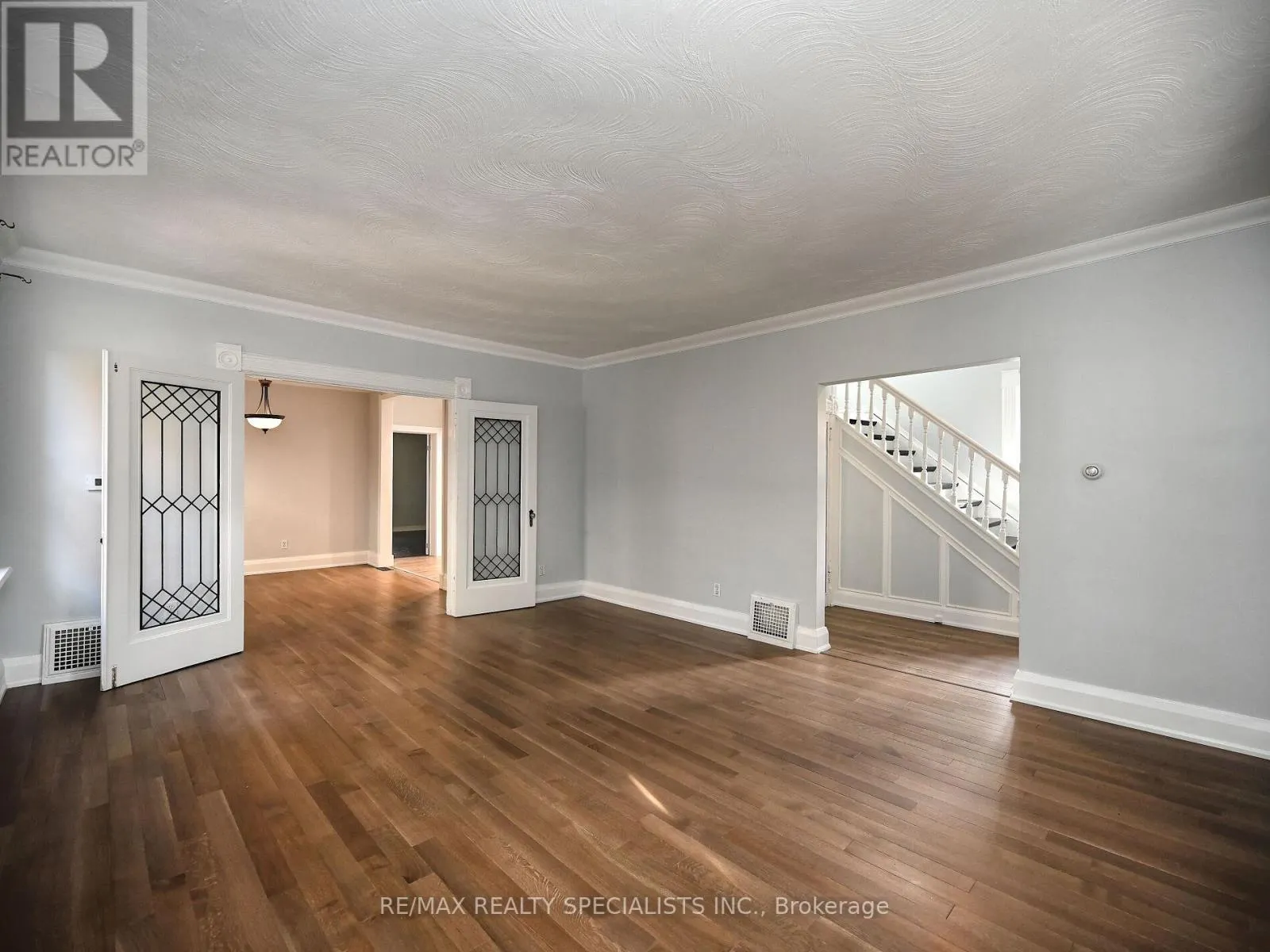 12 ELIZABETH STREET S