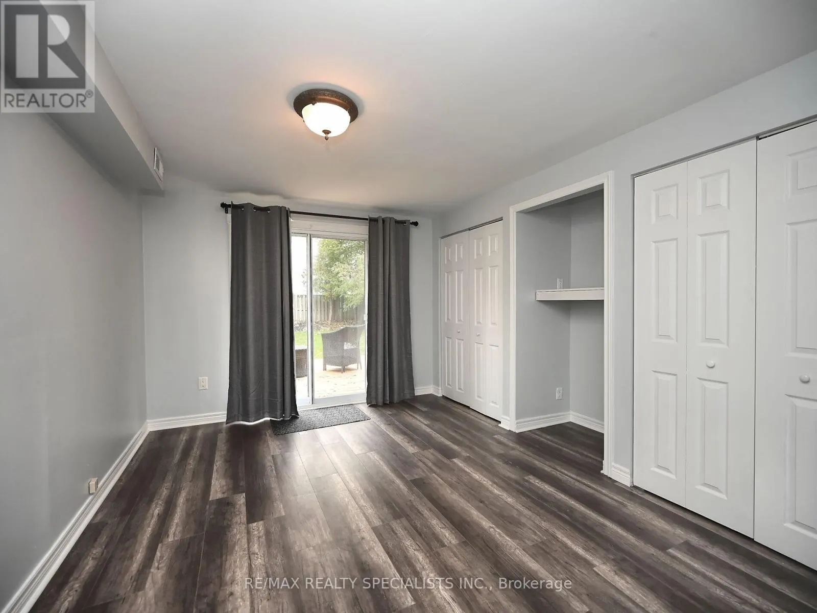 12 ELIZABETH STREET S