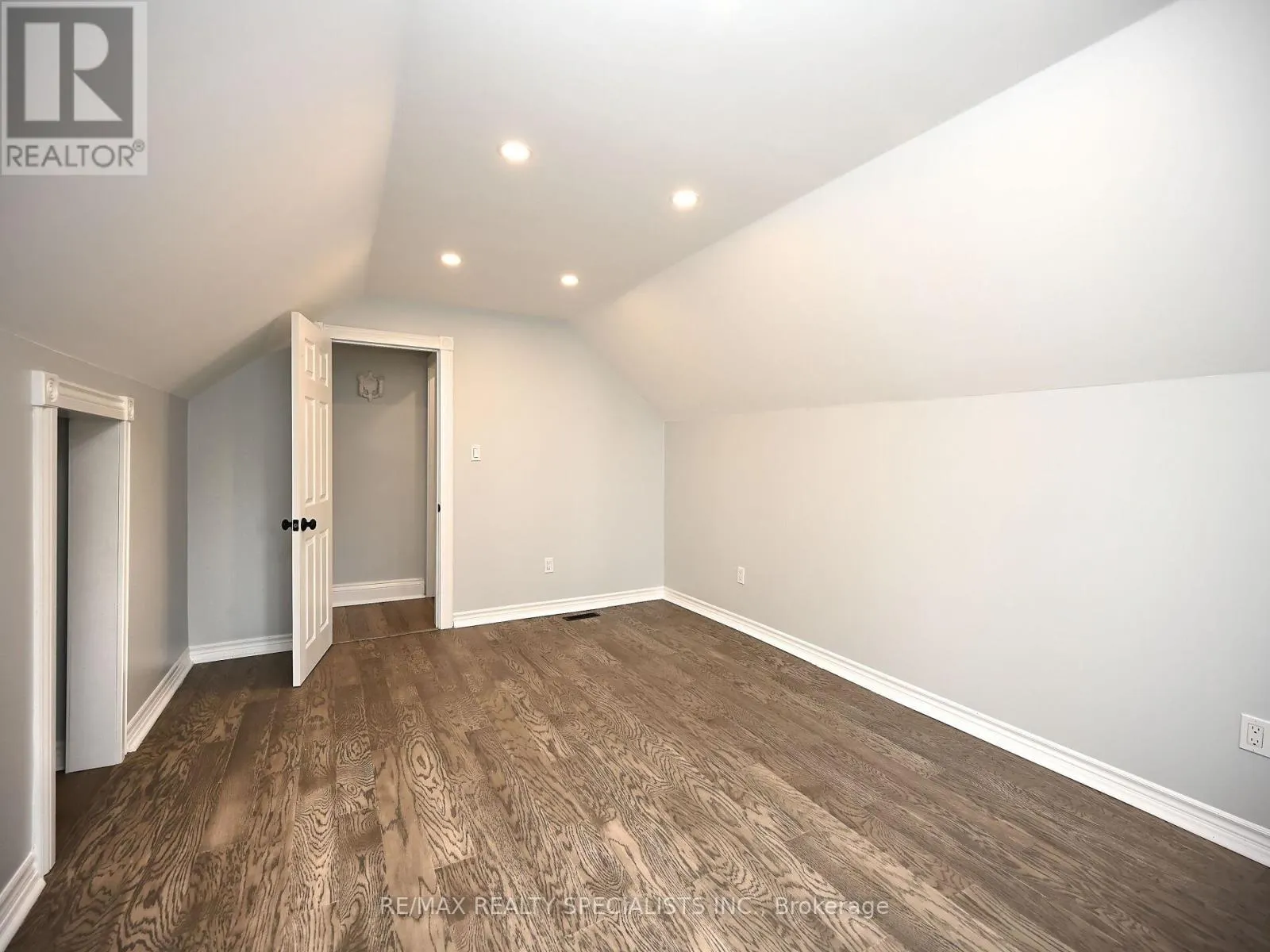 12 ELIZABETH STREET S