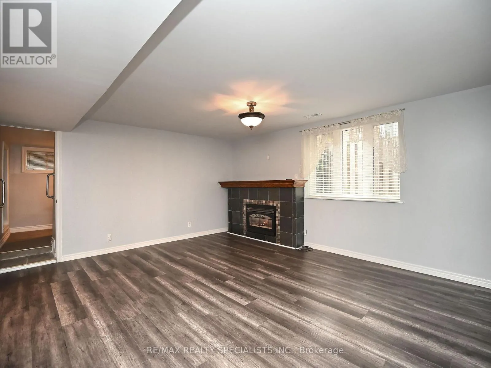 12 ELIZABETH STREET S