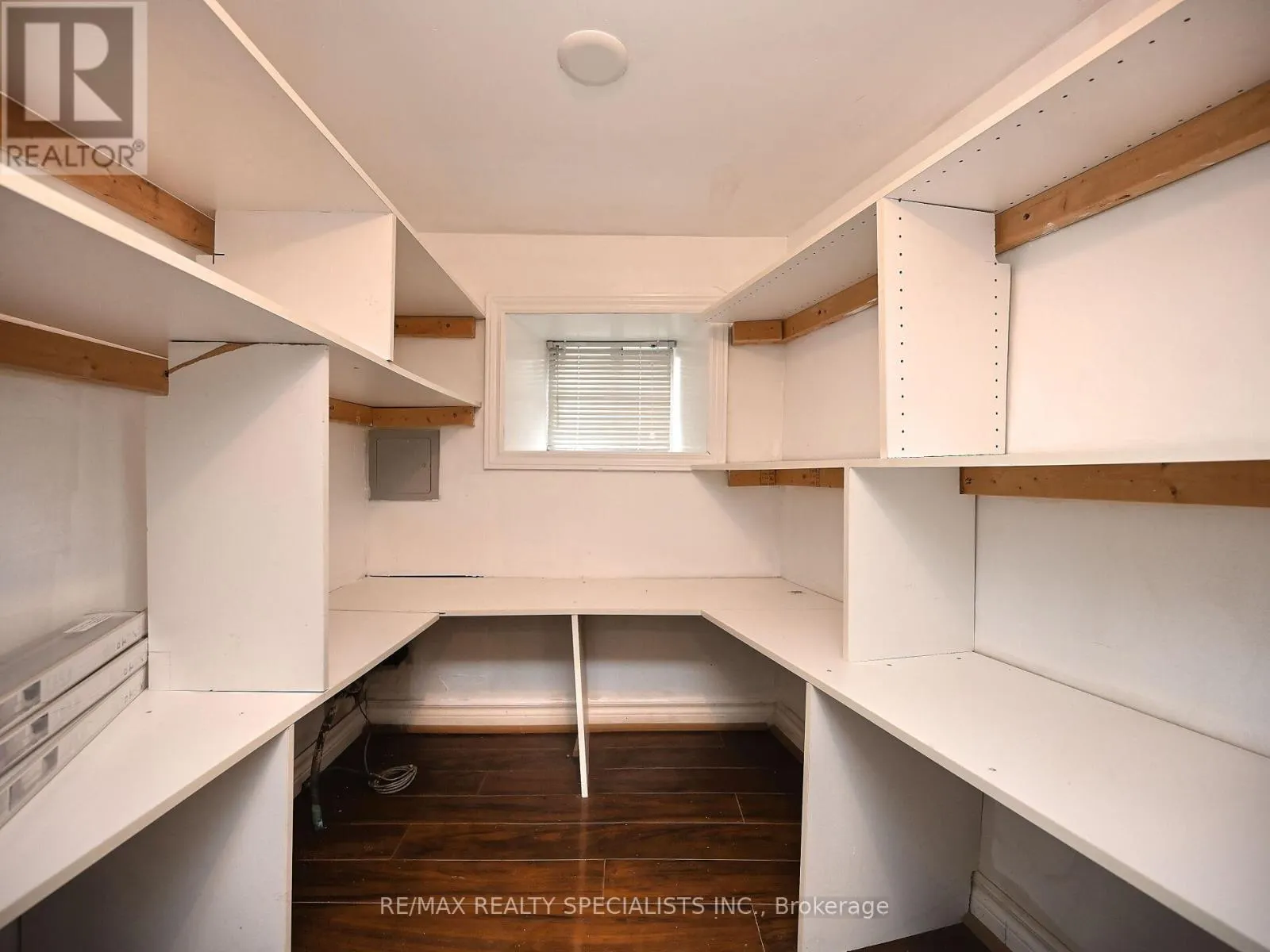 12 ELIZABETH STREET S