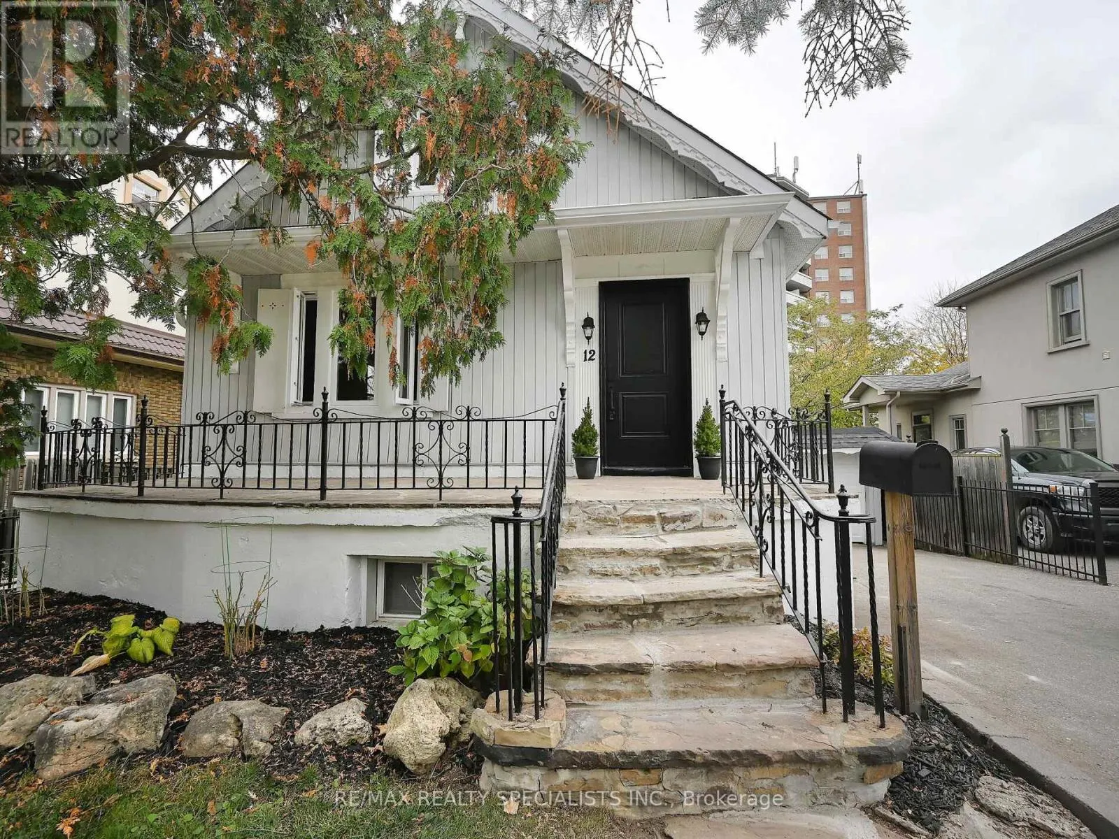 12 ELIZABETH STREET S