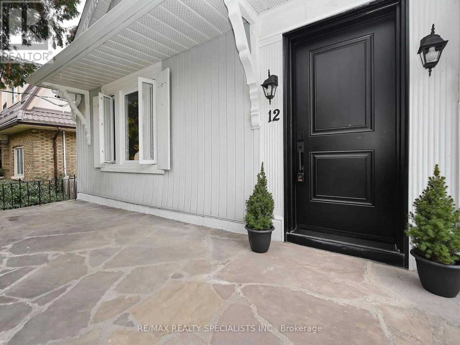 12 ELIZABETH STREET S