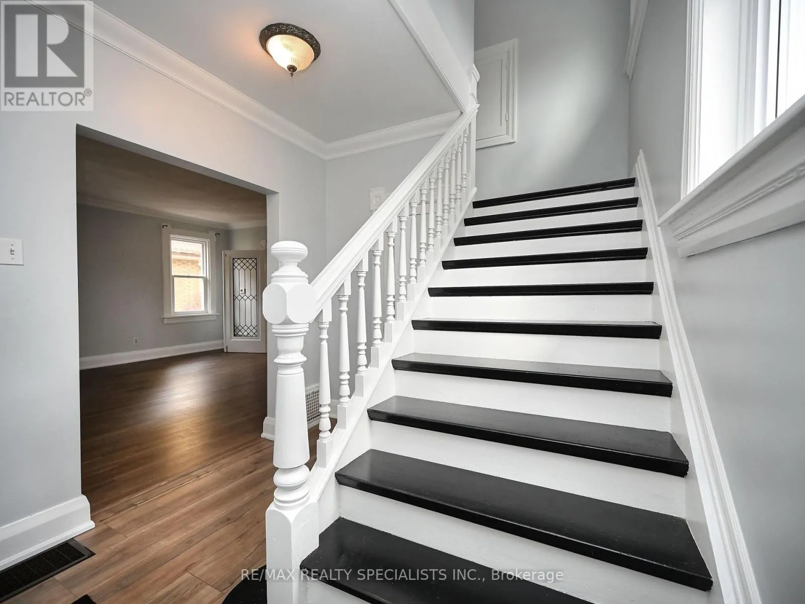 12 ELIZABETH STREET S