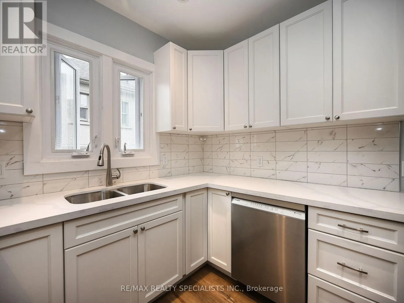 12 ELIZABETH STREET S