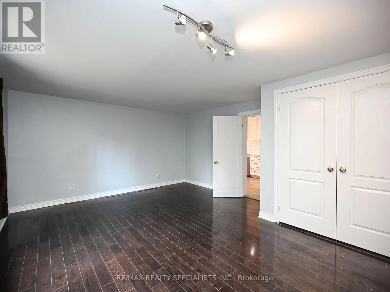 12 ELIZABETH STREET S