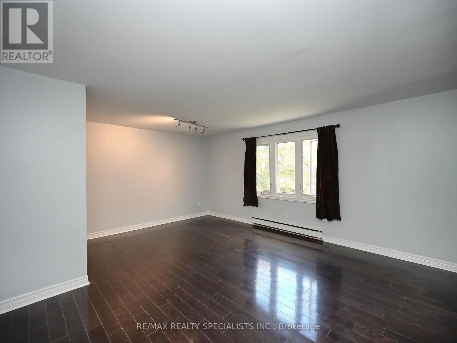 12 ELIZABETH STREET S