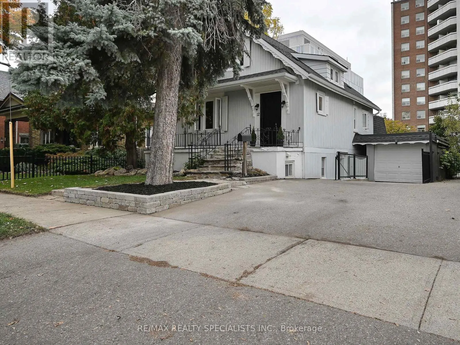 12 ELIZABETH STREET S