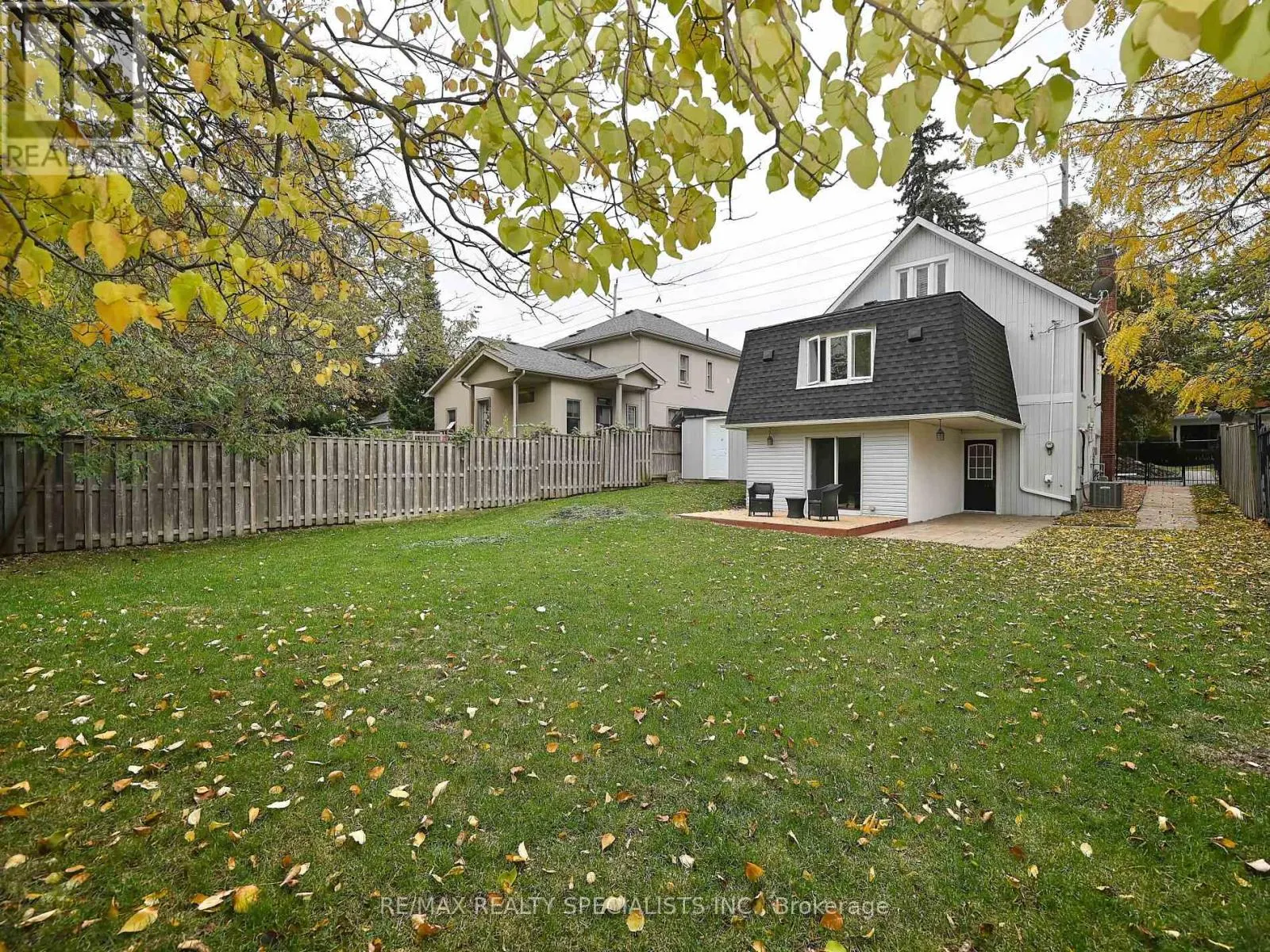 12 ELIZABETH STREET S