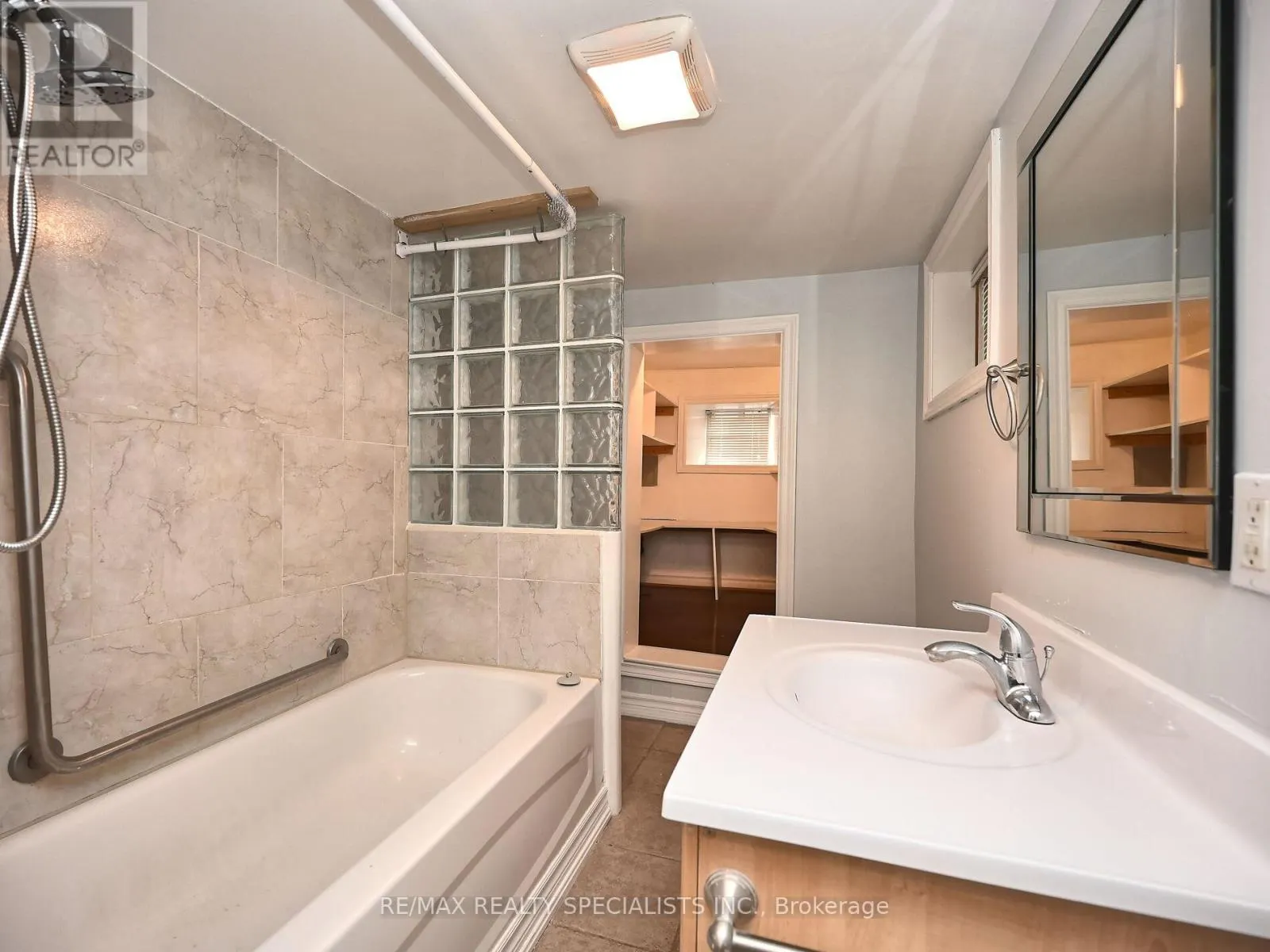 12 ELIZABETH STREET S