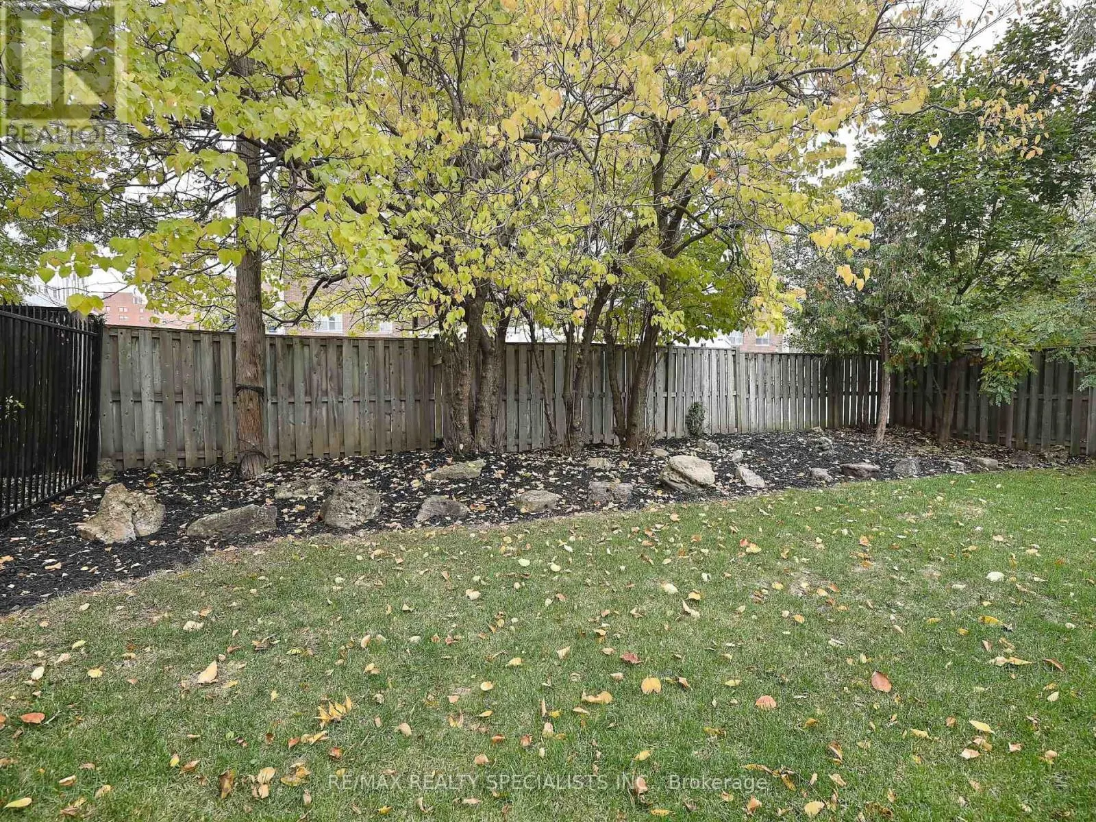 12 ELIZABETH STREET S