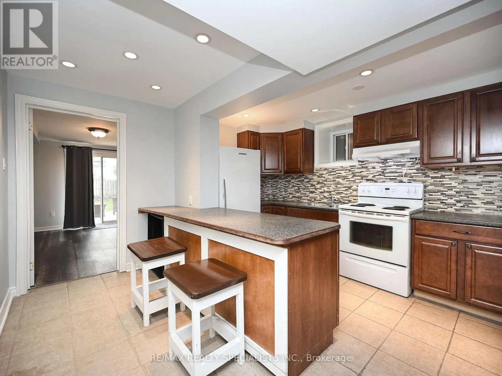 12 ELIZABETH STREET S