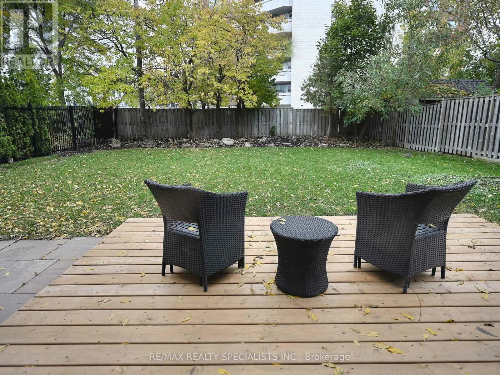 12 ELIZABETH STREET S