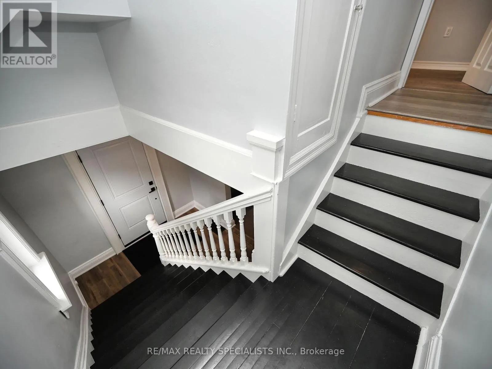 12 ELIZABETH STREET S