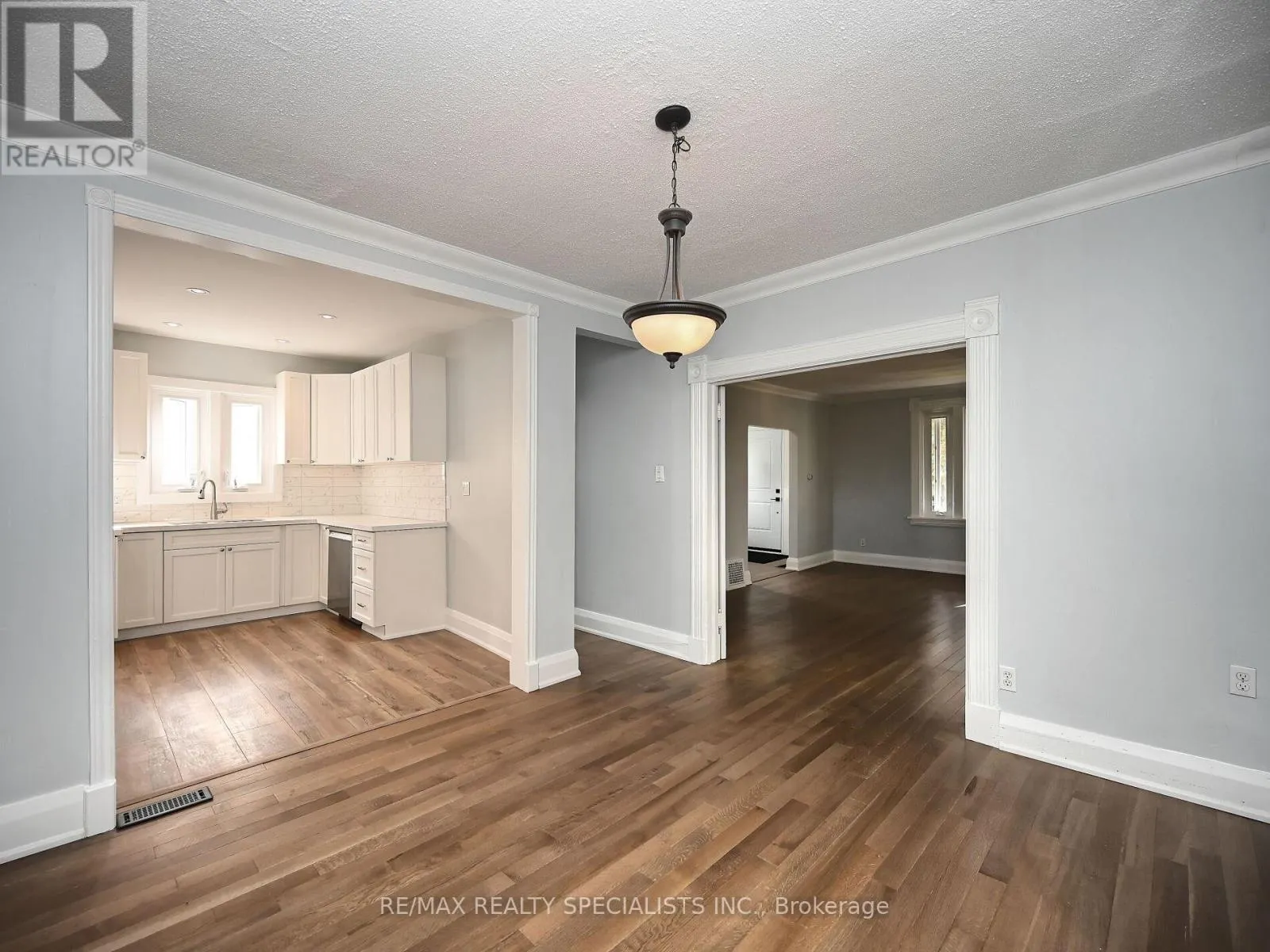 12 ELIZABETH STREET S