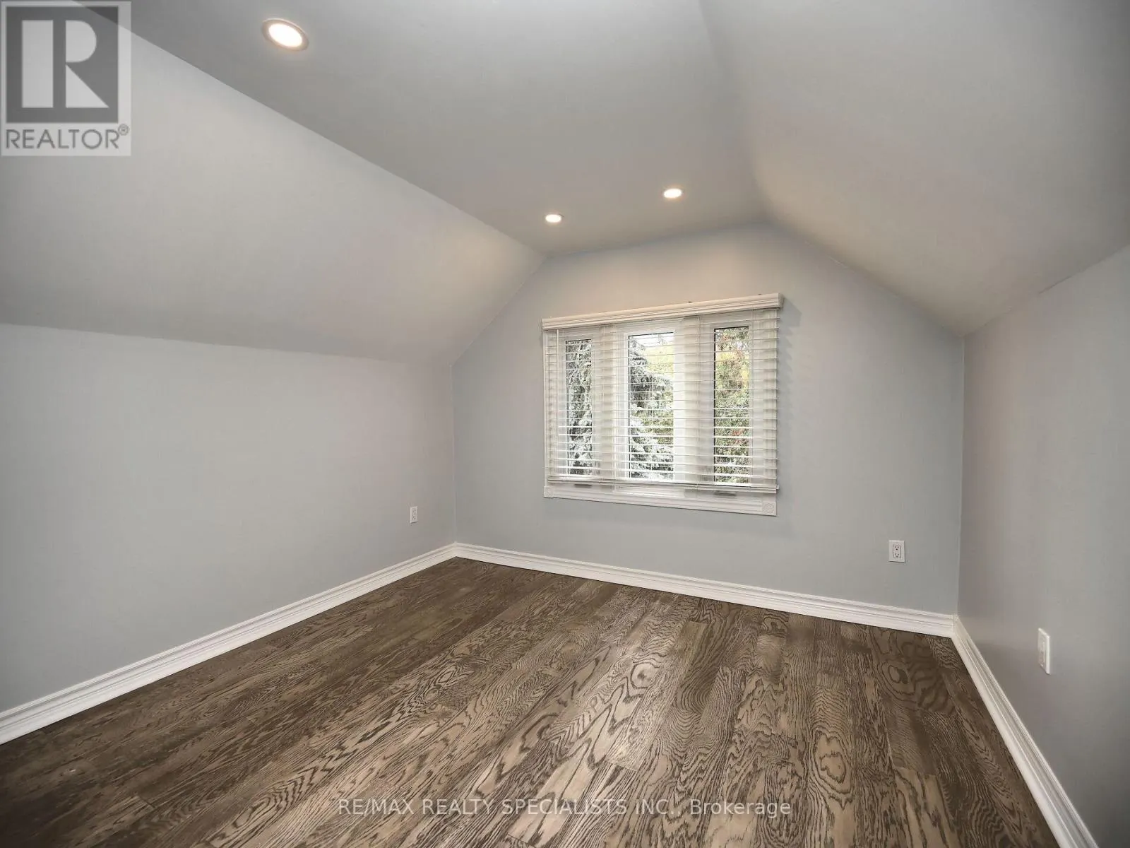 12 ELIZABETH STREET S