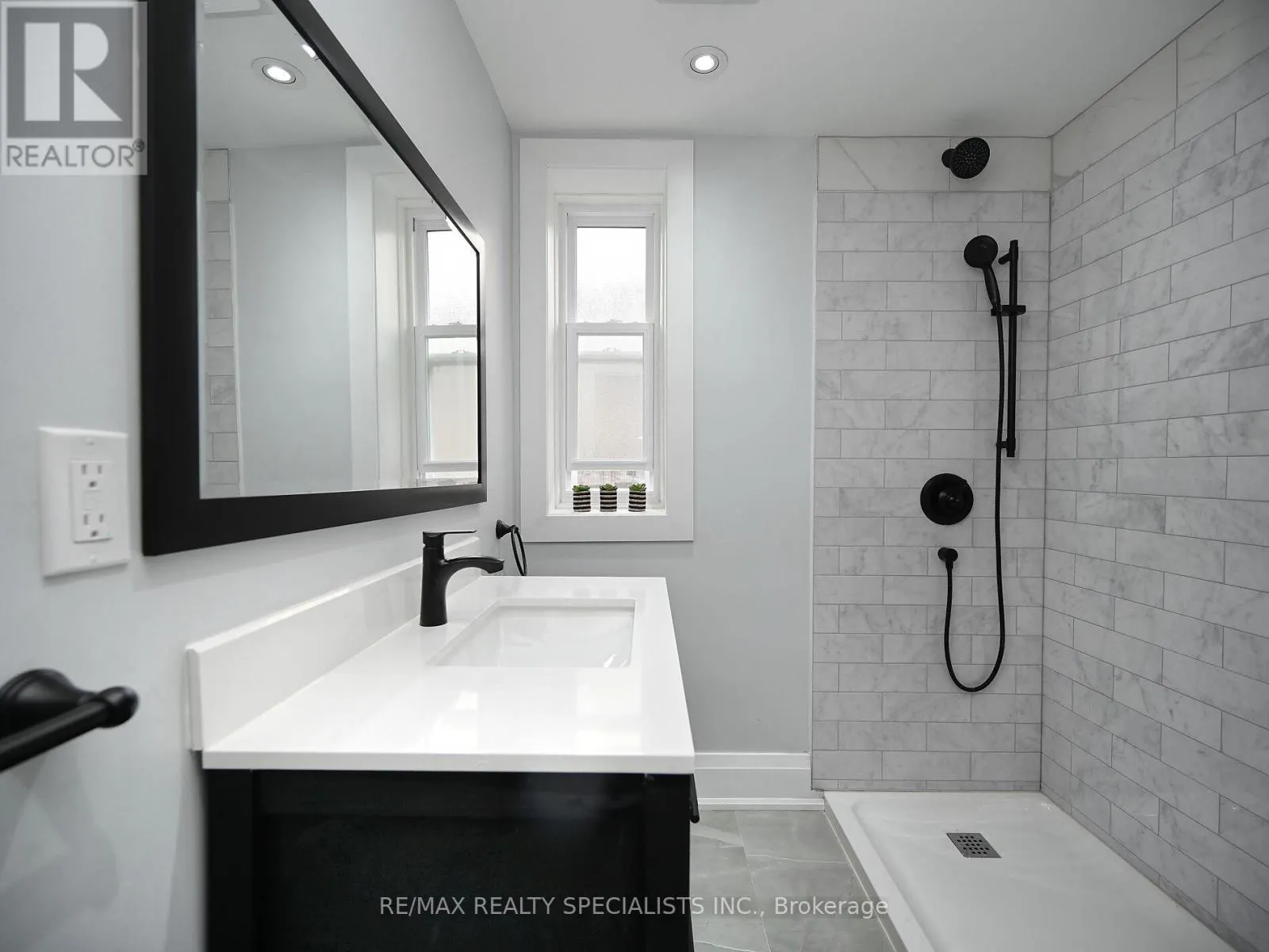 12 ELIZABETH STREET S