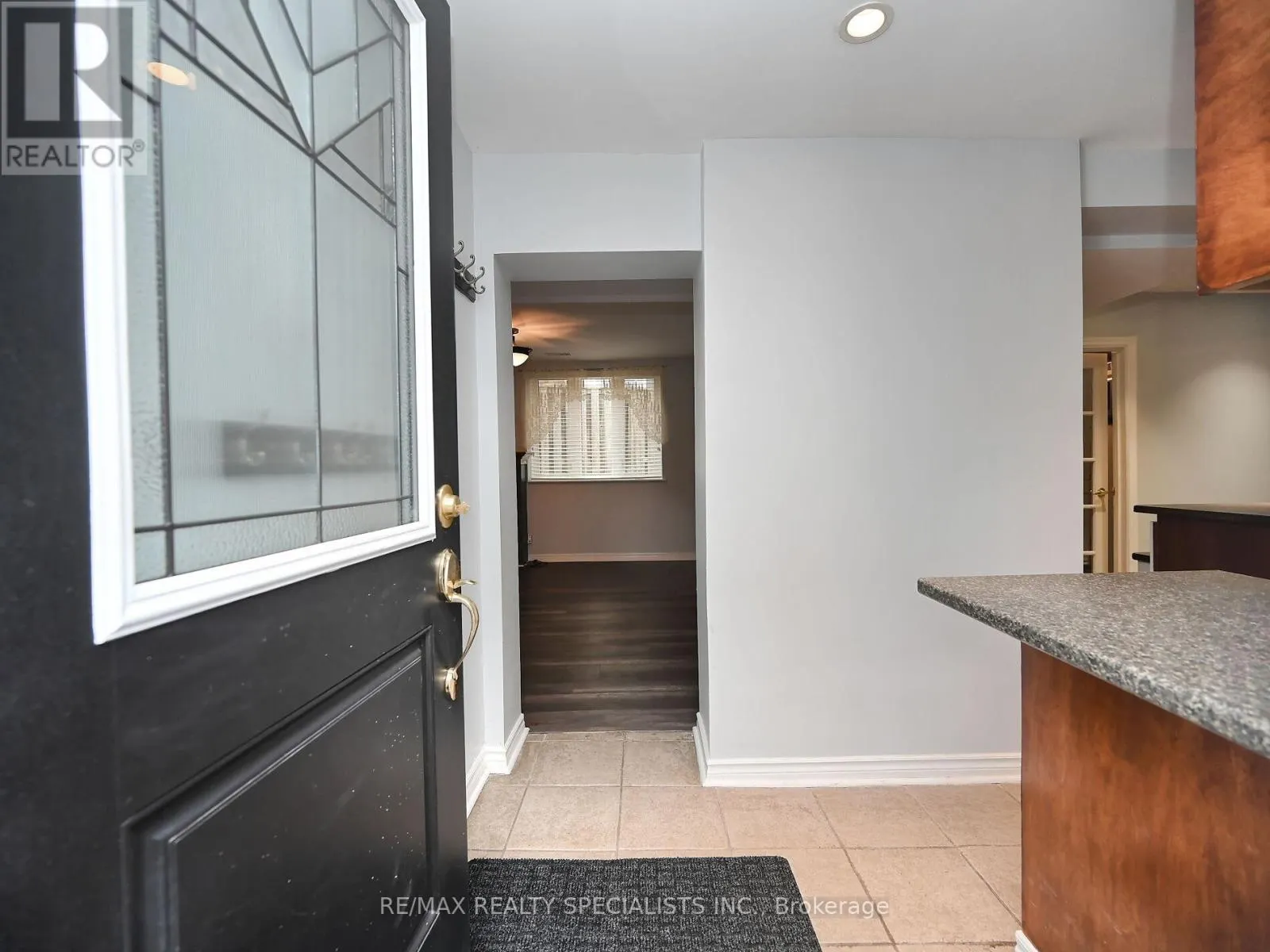 12 ELIZABETH STREET S