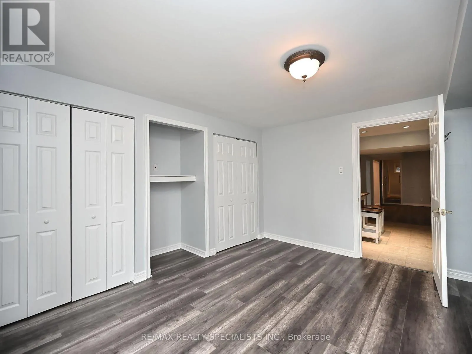 12 ELIZABETH STREET S