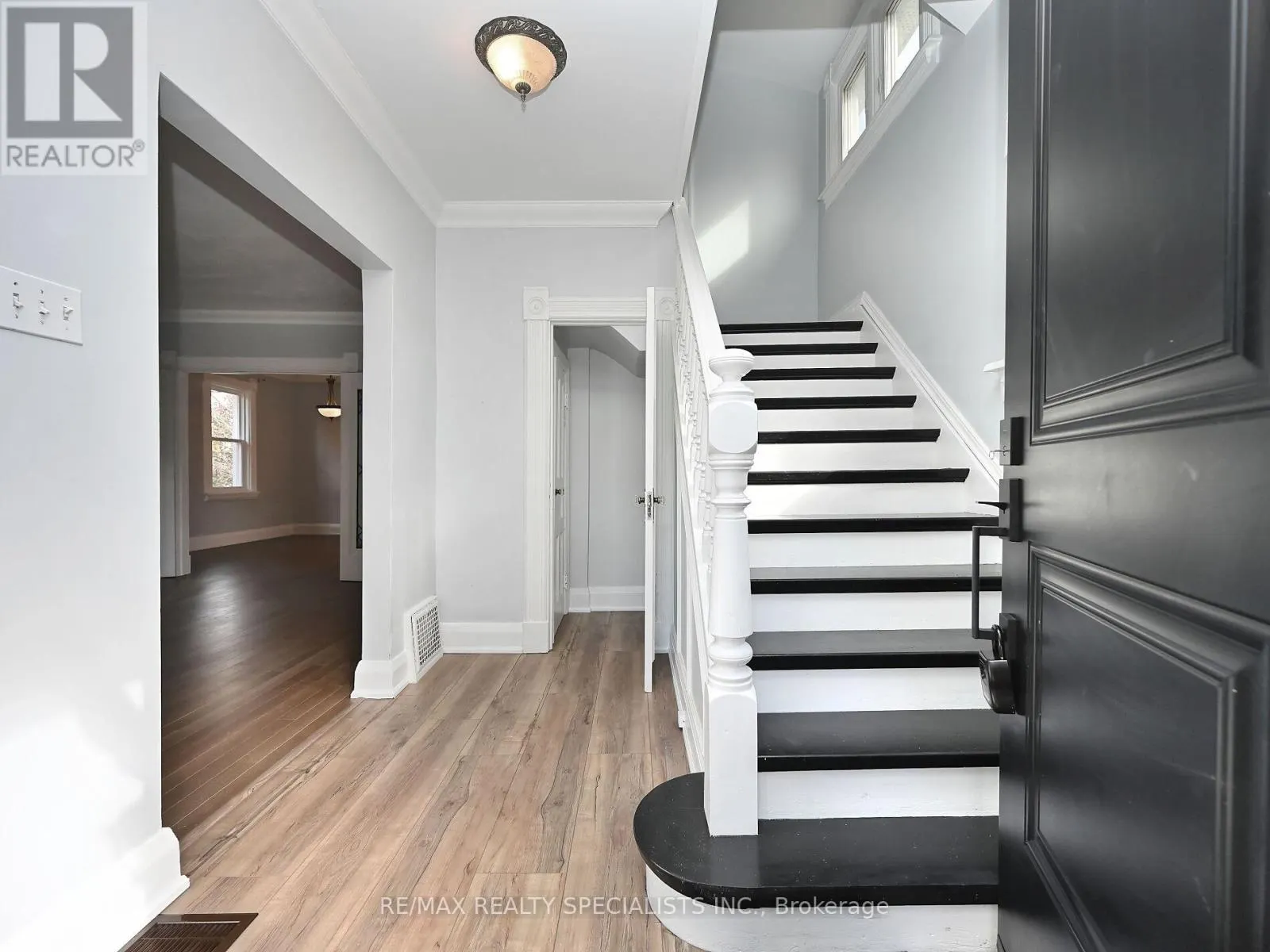 12 ELIZABETH STREET S