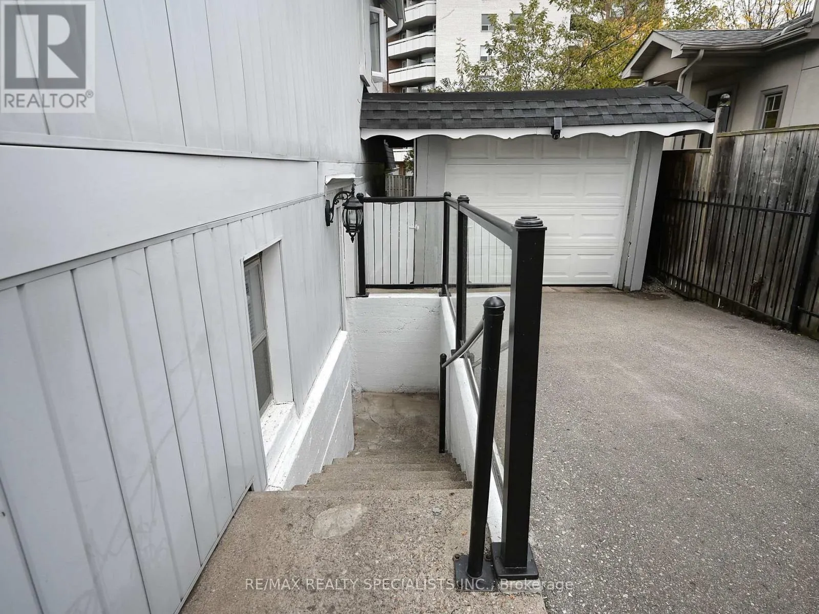 12 ELIZABETH STREET S