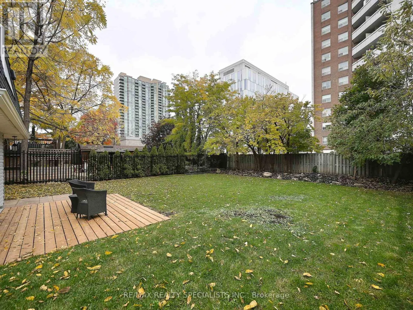 12 ELIZABETH STREET S