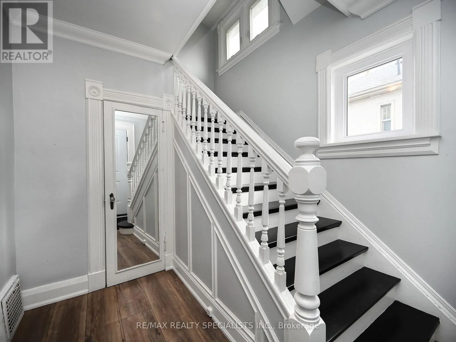 12 ELIZABETH STREET S