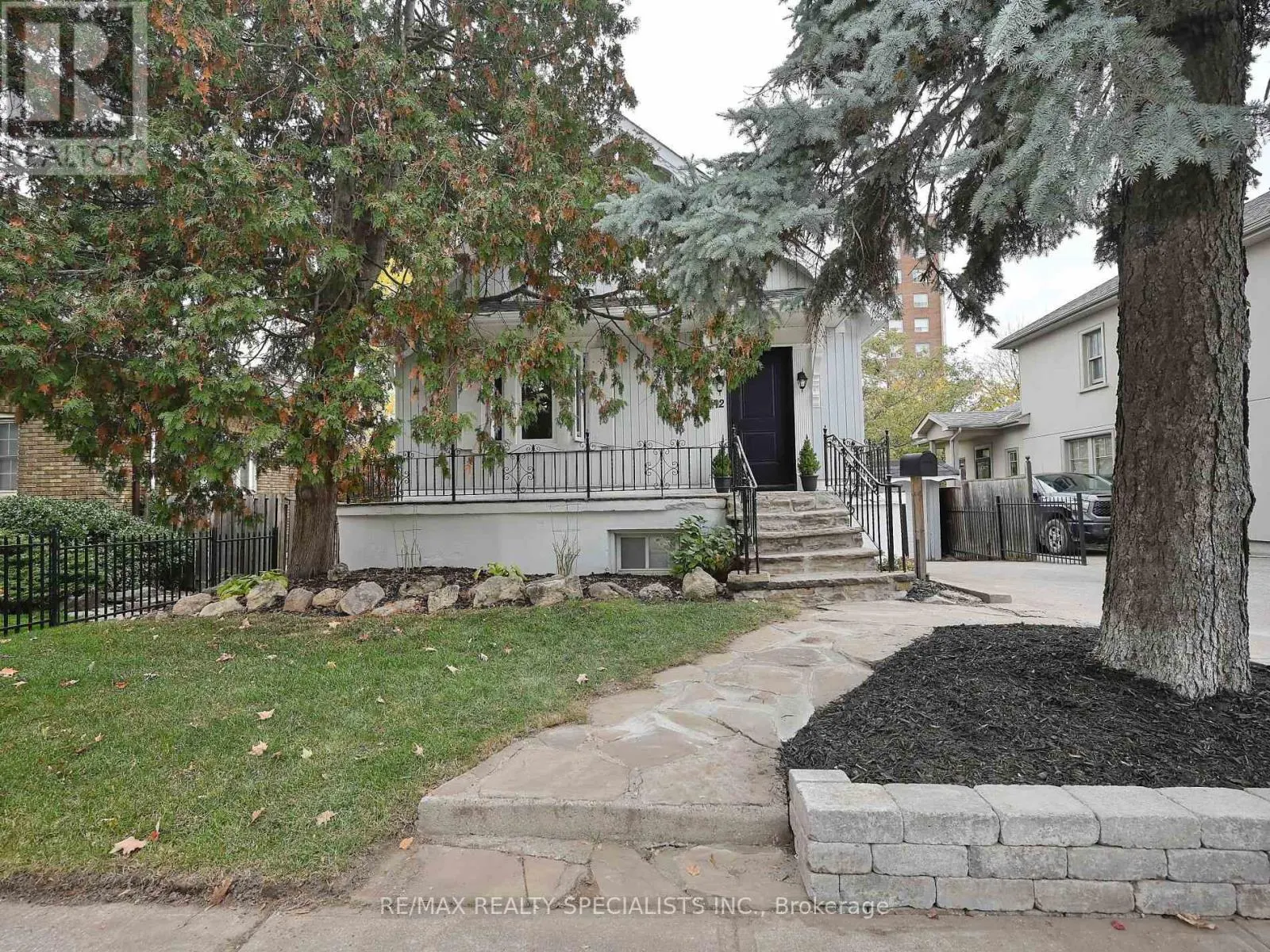 12 ELIZABETH STREET S