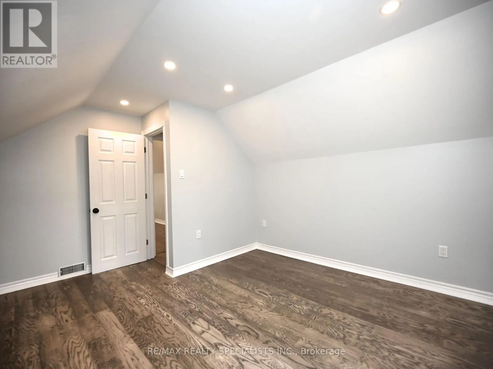 12 ELIZABETH STREET S