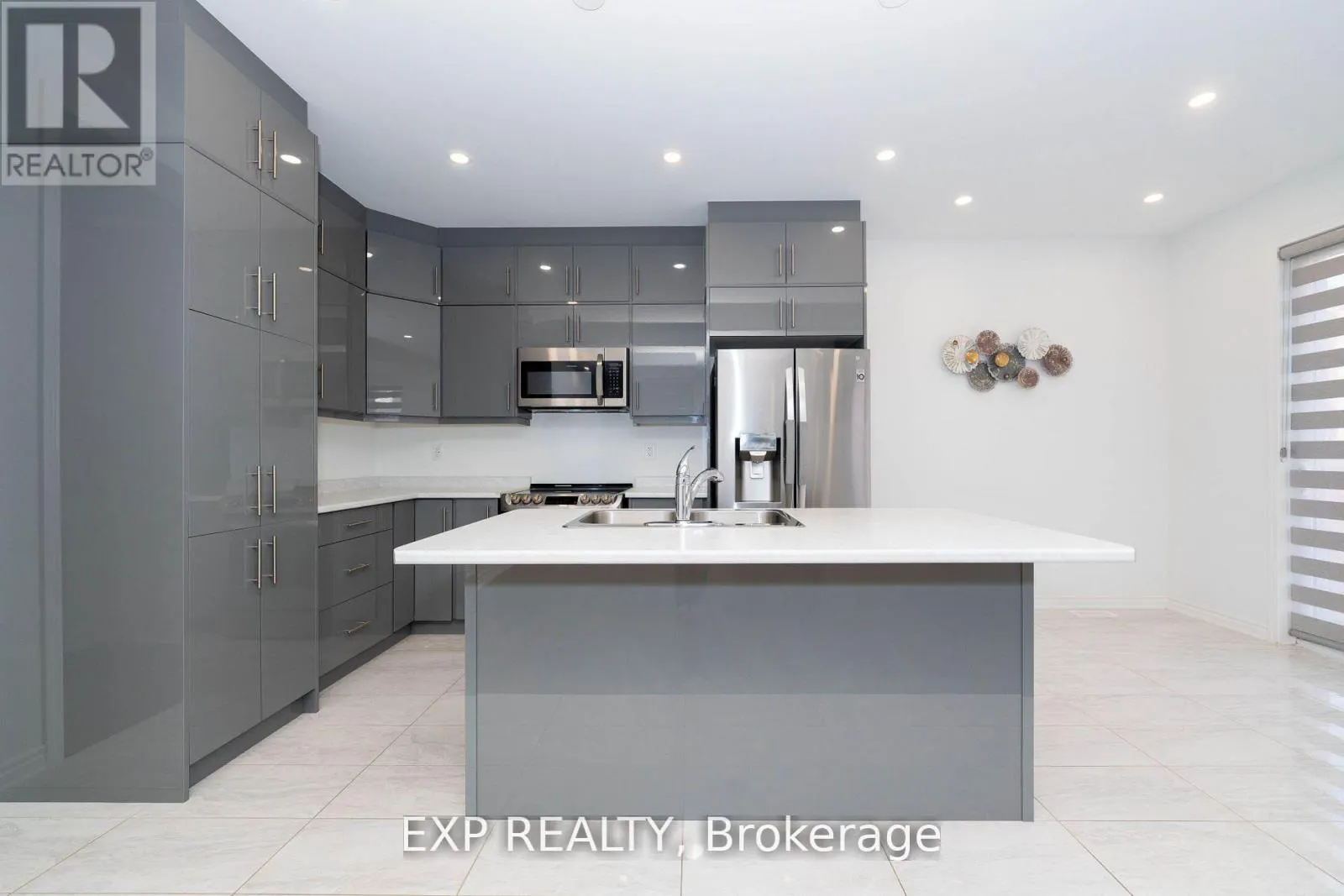 558 KENNEDY CIRCLE W