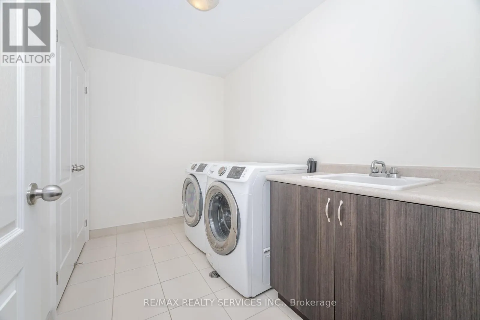 7 LADY EVELYN CRESCENT