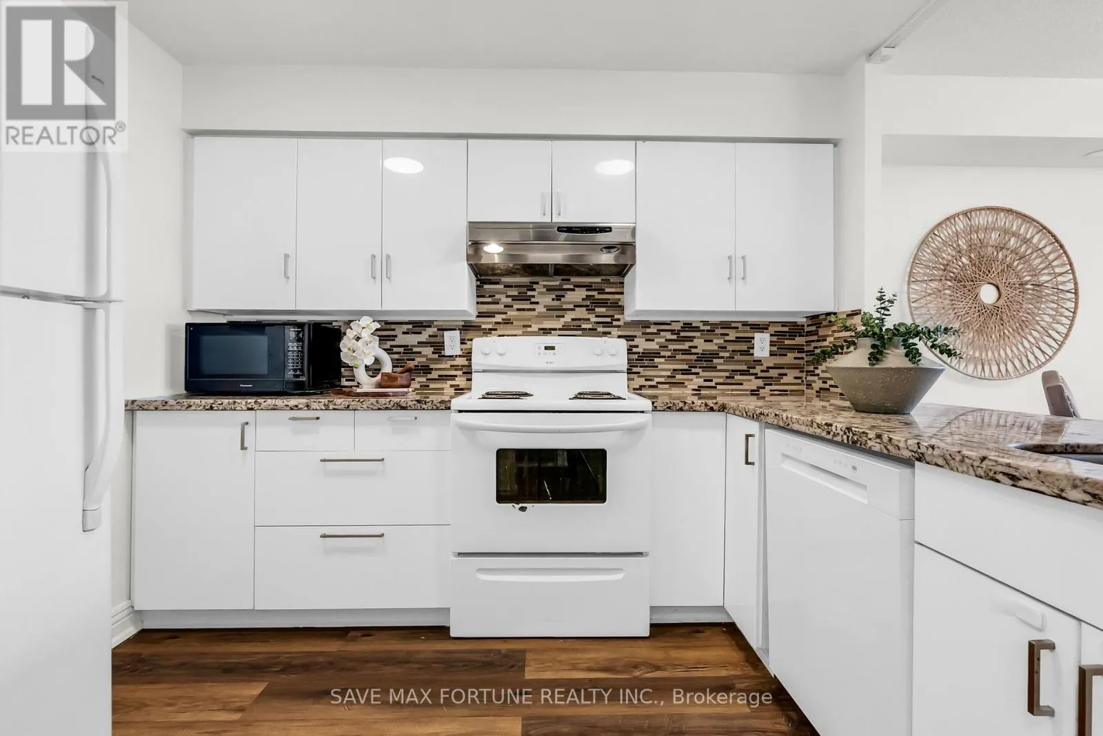 1006 - 330 RATHBURN ROAD W