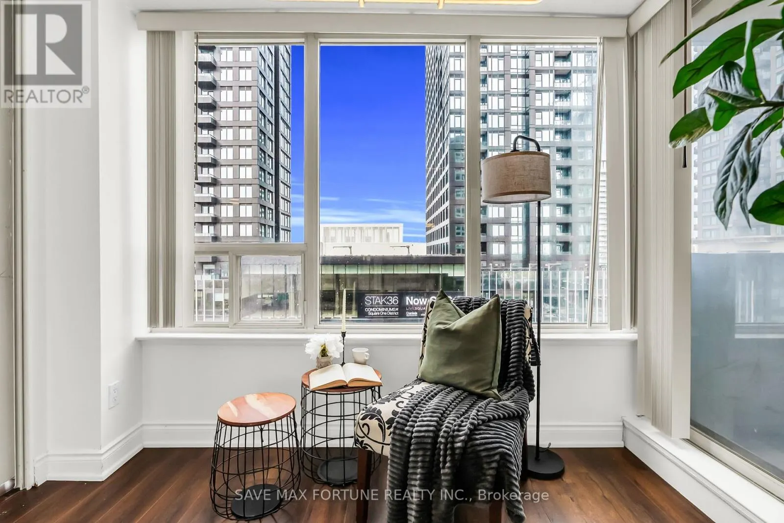 1006 - 330 RATHBURN ROAD W