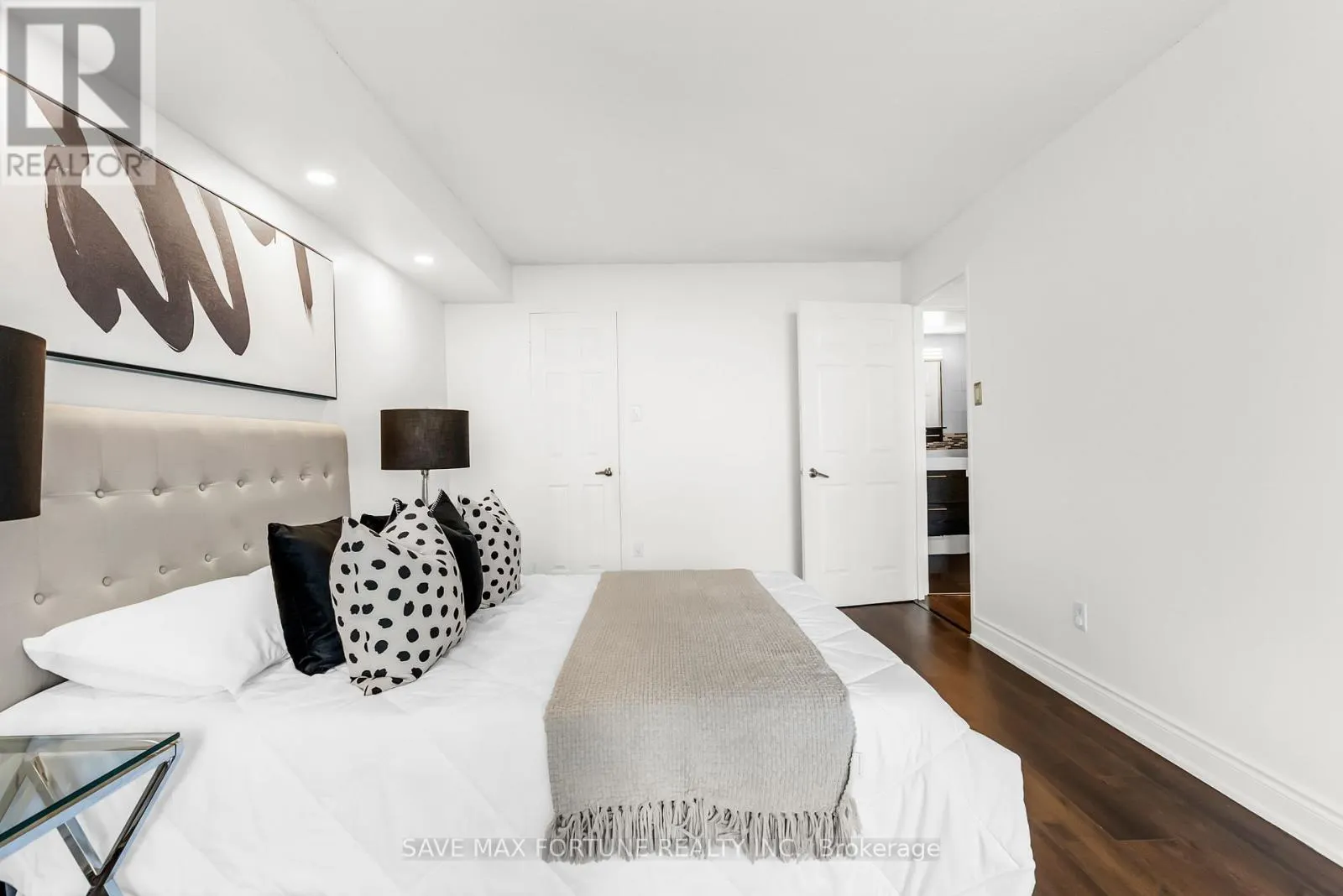 1006 - 330 RATHBURN ROAD W