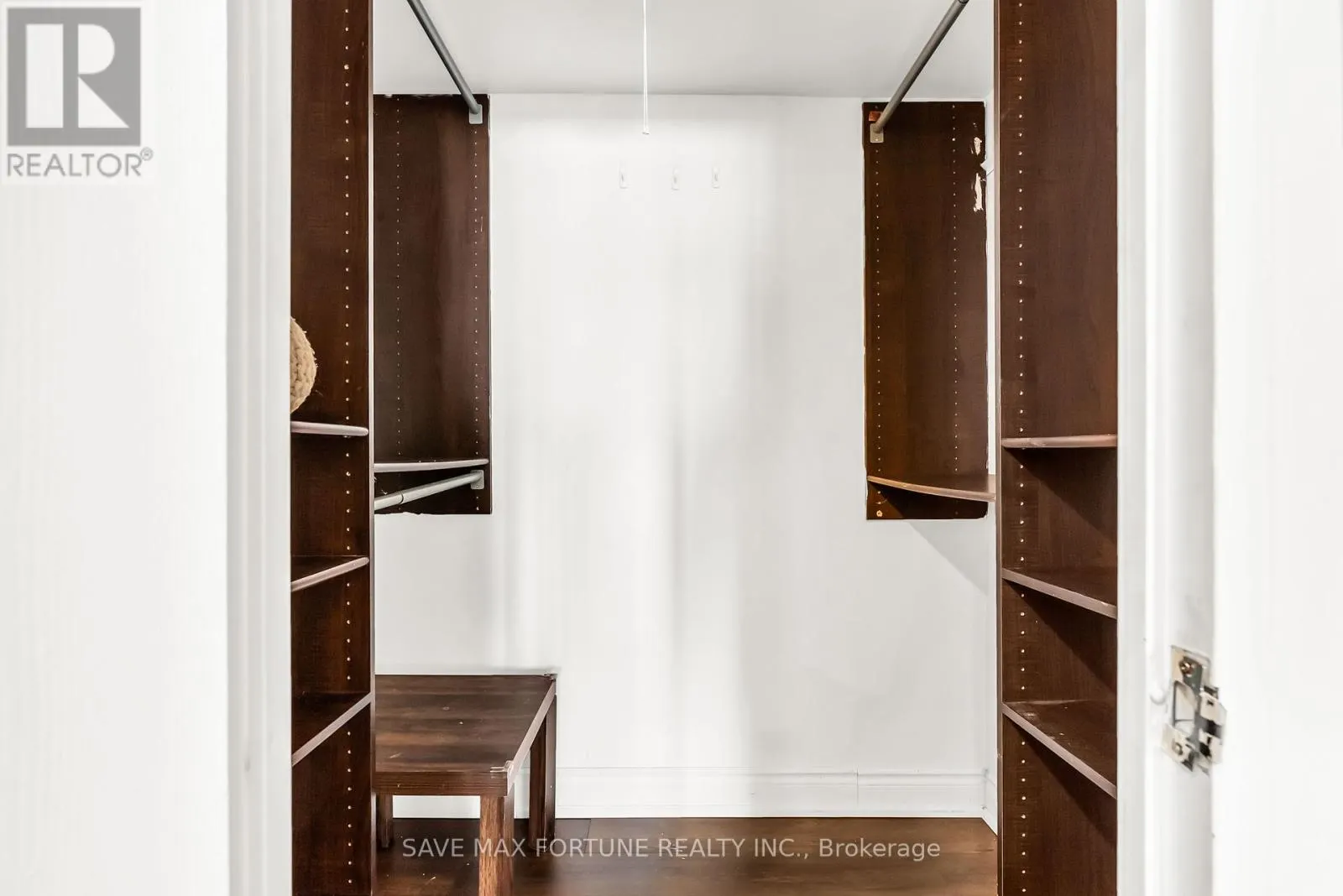 1006 - 330 RATHBURN ROAD W