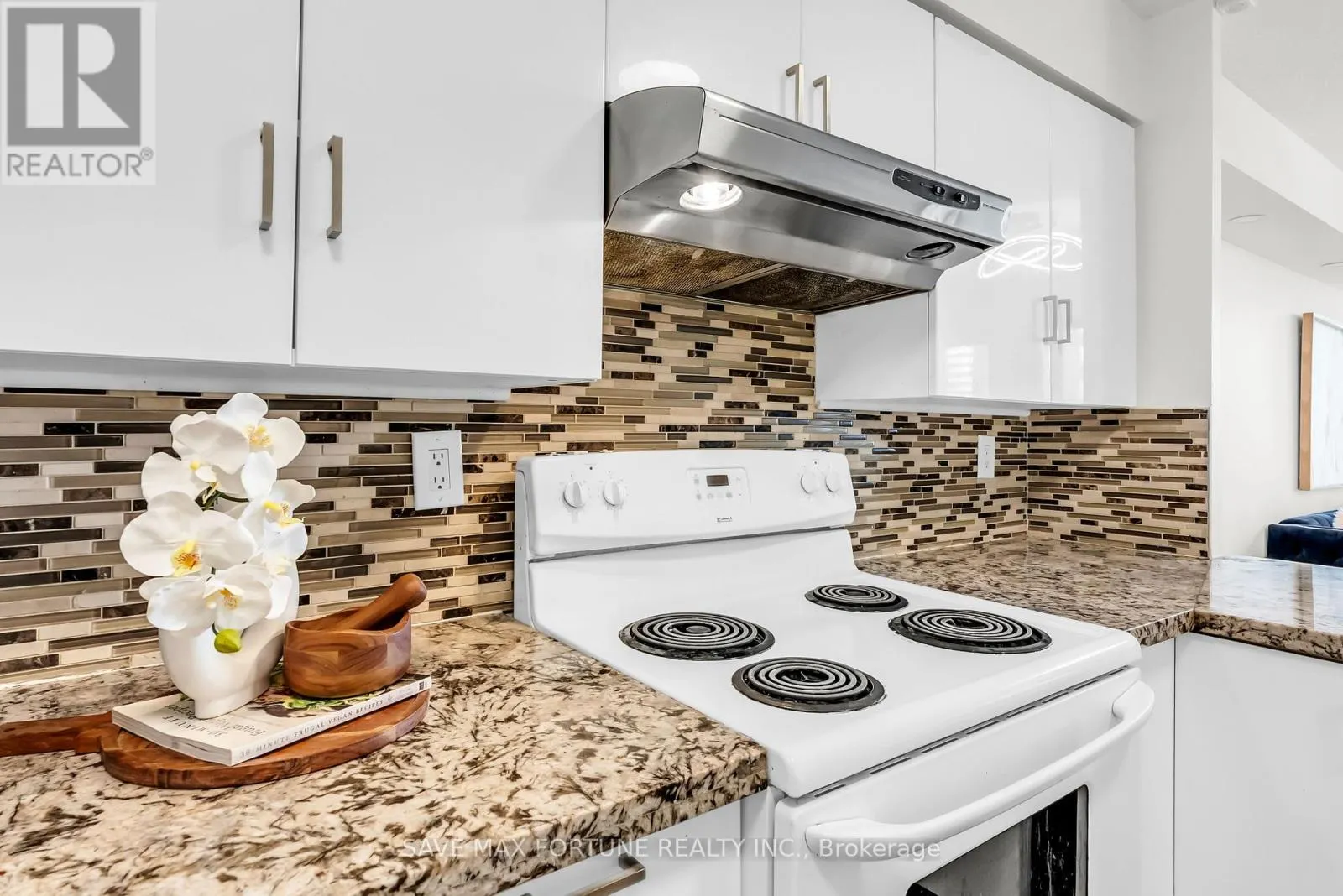 1006 - 330 RATHBURN ROAD W