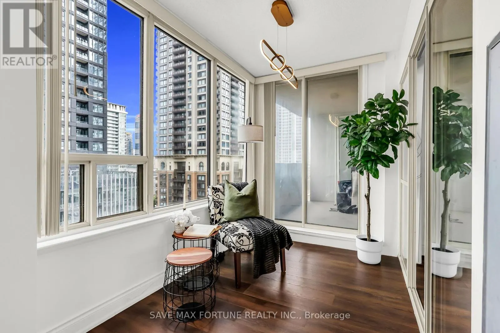 1006 - 330 RATHBURN ROAD W