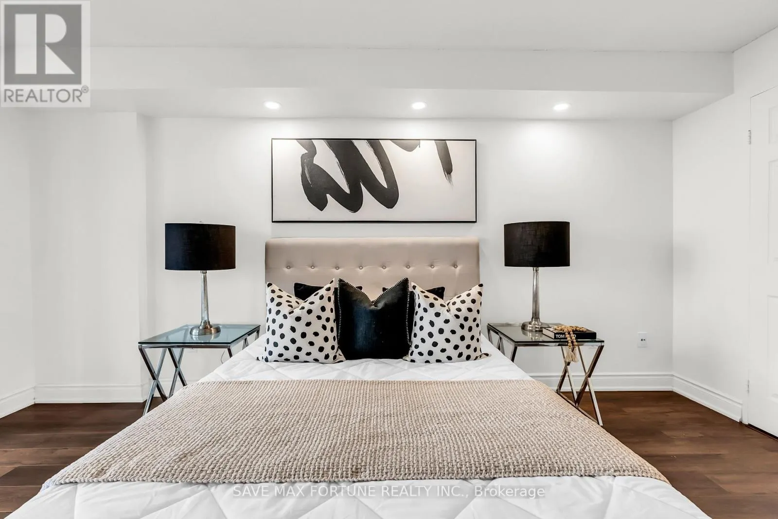 1006 - 330 RATHBURN ROAD W