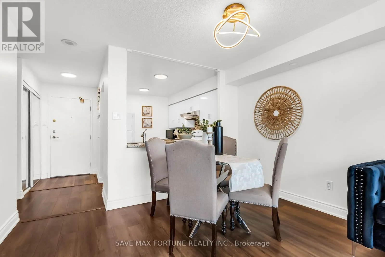 1006 - 330 RATHBURN ROAD W