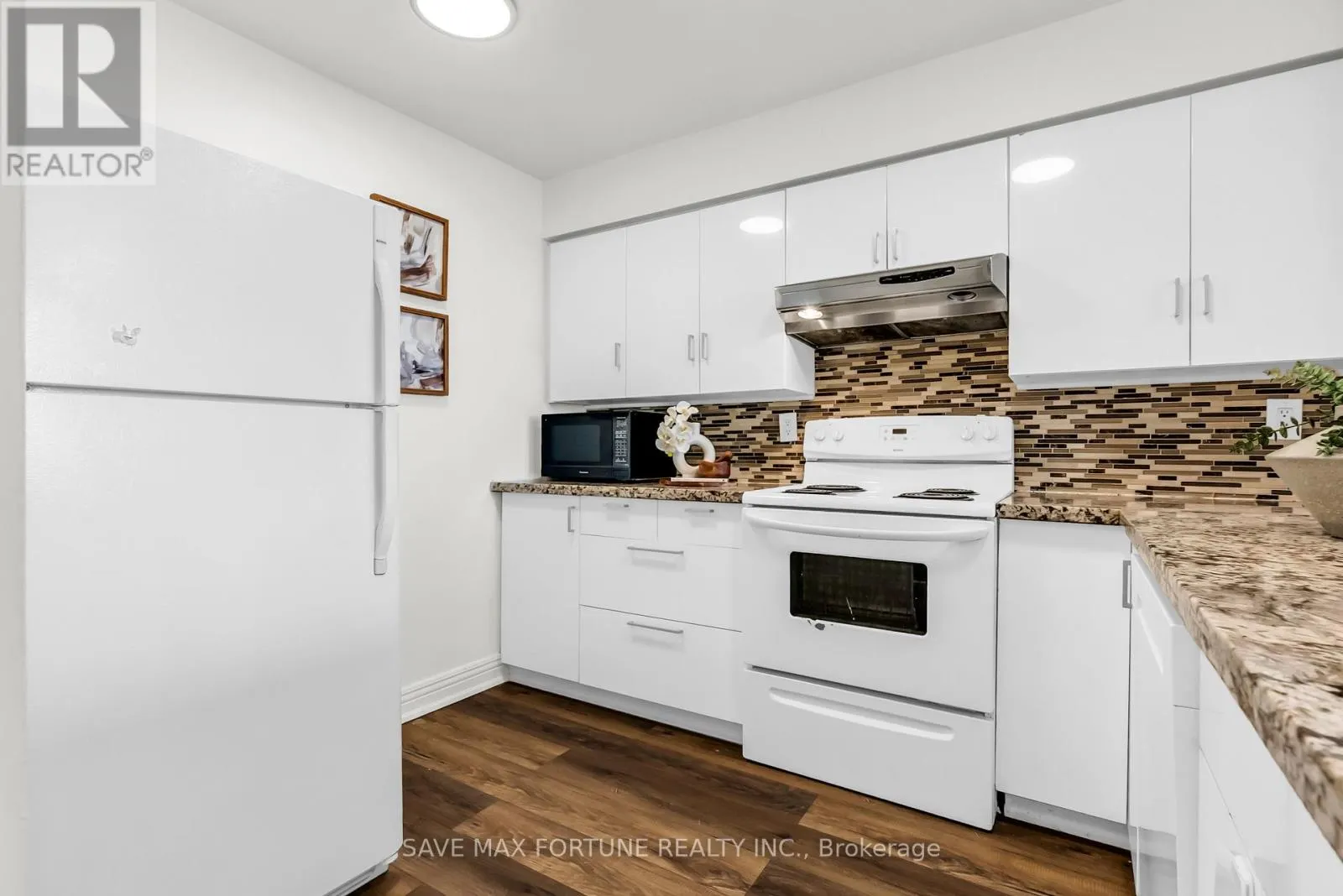 1006 - 330 RATHBURN ROAD W